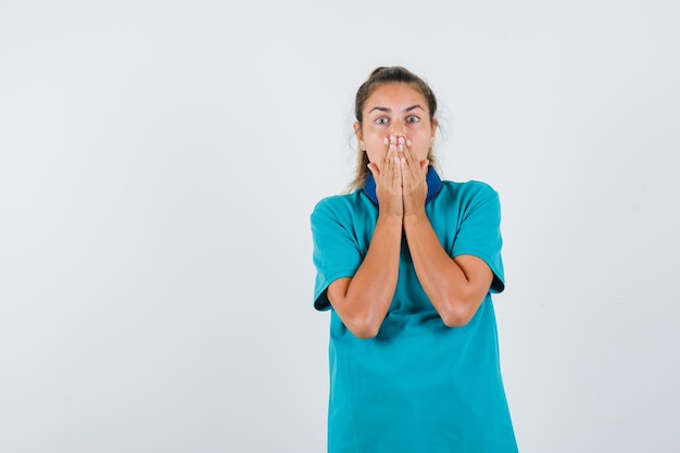 Expressive jeune fille posant en studio