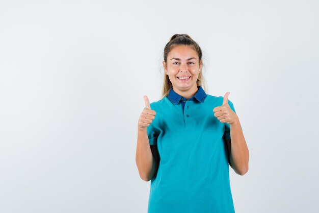 Expressive jeune fille posant en studio