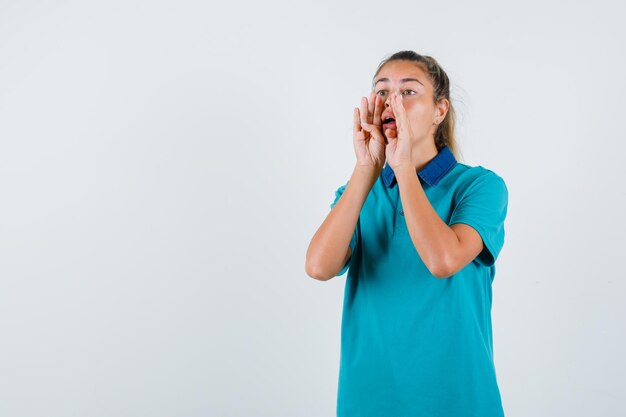 Expressive jeune fille posant en studio