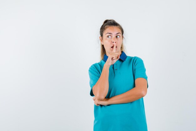 Expressive jeune fille posant en studio