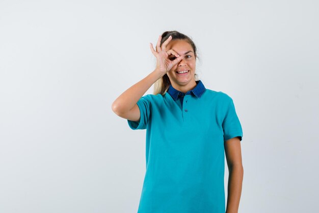 Expressive jeune fille posant en studio