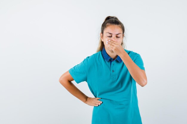 Expressive jeune fille posant en studio