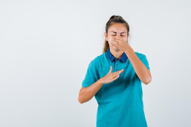 Expressive jeune fille posant en studio