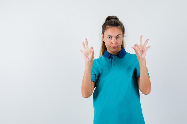 Expressive jeune fille posant en studio