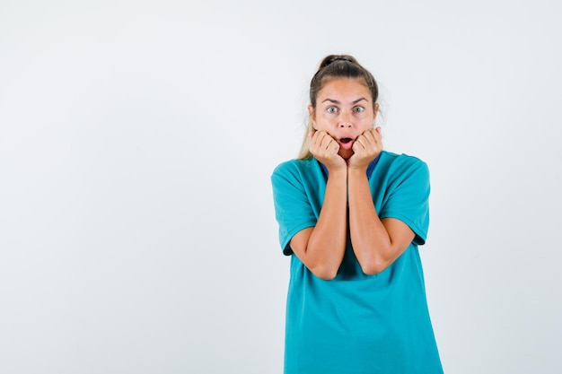 Expressive jeune fille posant en studio