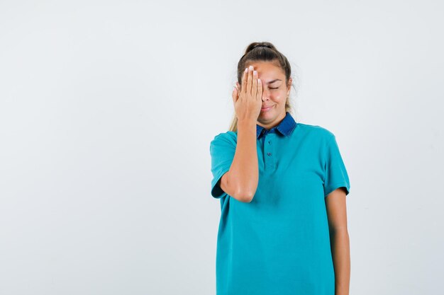 Expressive jeune fille posant en studio