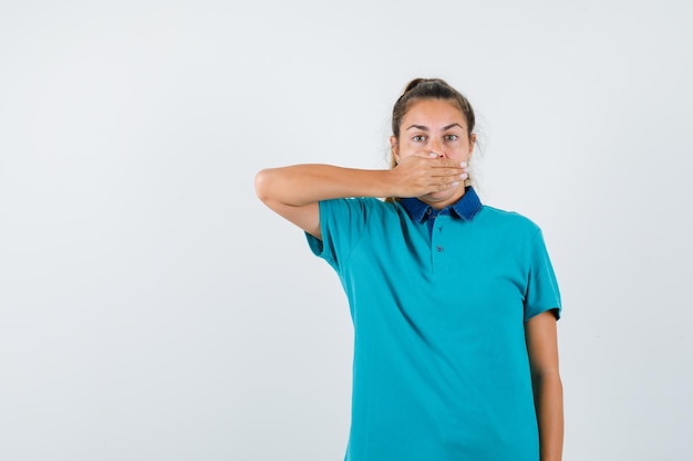 Expressive jeune fille posant en studio