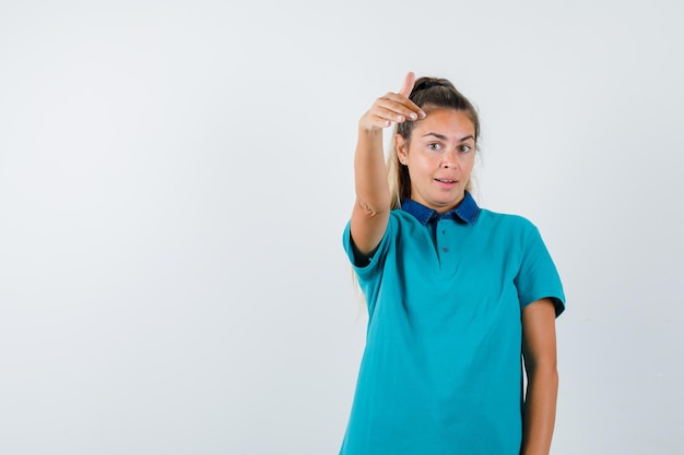 Expressive jeune fille posant en studio