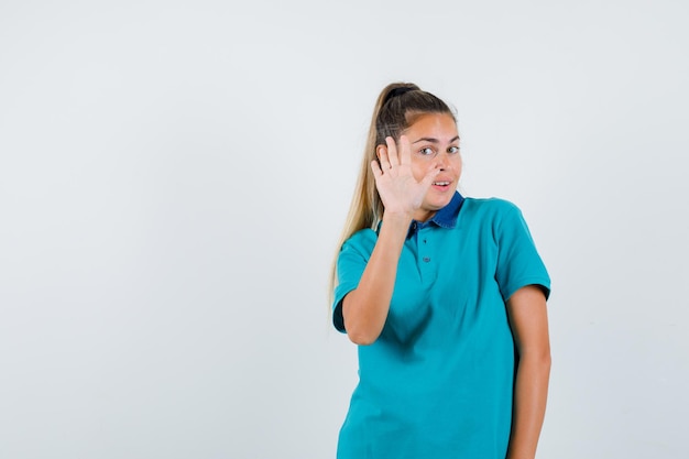 Expressive jeune fille posant en studio