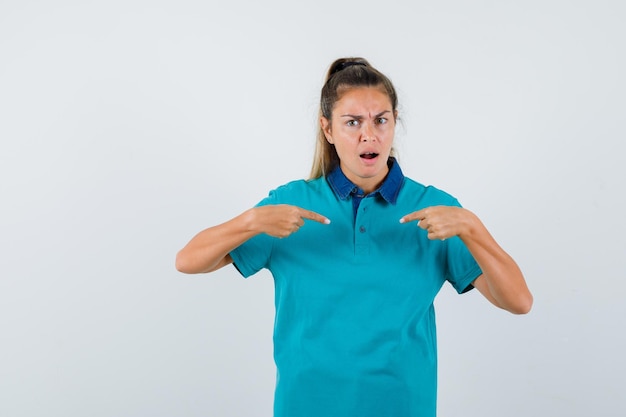 Expressive jeune fille posant en studio