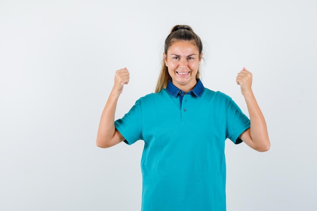 Expressive jeune fille posant en studio