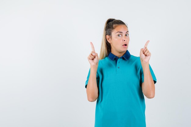 Expressive jeune fille posant en studio