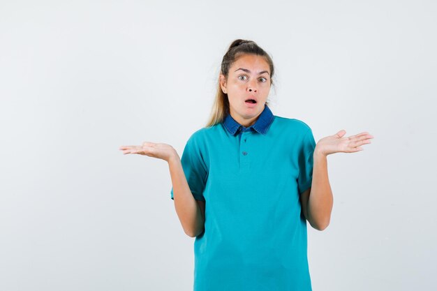 Expressive jeune fille posant en studio