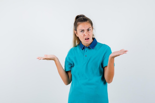 Expressive jeune fille posant en studio