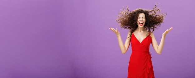 Photo gratuite exprimant le portrait de la sauvagerie intérieure d'une charmante femme européenne sauvage et insouciante lors d'une soirée élégante