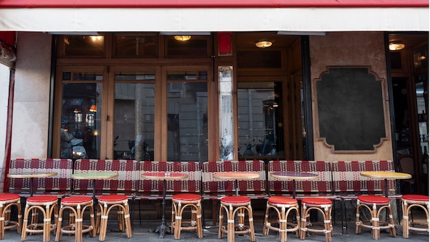 Extérieur de bistrot vintage avec de vieilles chaises