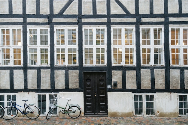 Extérieur de la maison ancienne avec trottoir pavé