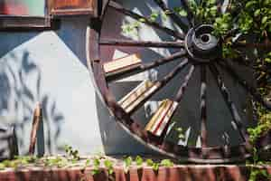 Photo gratuite extérieur maison avec jardin et roue en bois