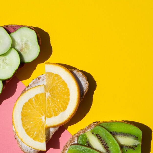 Extreme close savoureux sandwiches avec des fruits sur la diagonale