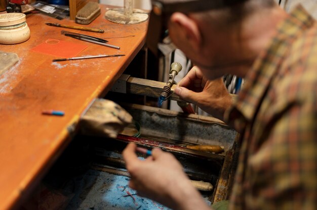 Fabricant de bijoux travaillant seul dans l'atelier