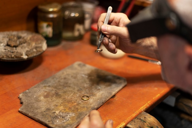 Fabricant de bijoux travaillant seul dans l'atelier