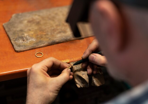 Fabricant de bijoux travaillant seul dans l'atelier