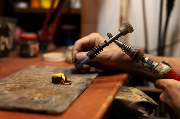 Fabricant de bijoux travaillant seul dans l'atelier