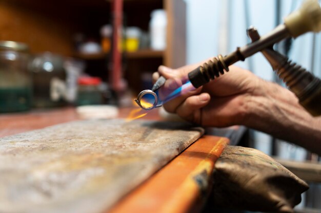 Fabricant de bijoux travaillant seul dans l'atelier