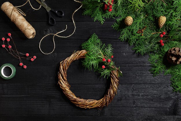 Fabricant de décorations de Noël de leurs propres mains. Couronne de Noël pour les vacances. La célébration du nouvel an. Master class sur la fabrication d'ornements décoratifs. Vue de dessus. Mise à plat