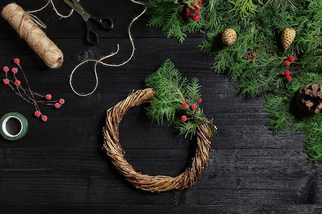 Fabricant de décorations de Noël de leurs propres mains. Couronne de Noël pour les vacances. La célébration du nouvel an. Master class sur la fabrication d'ornements décoratifs. Vue de dessus. Mise à plat