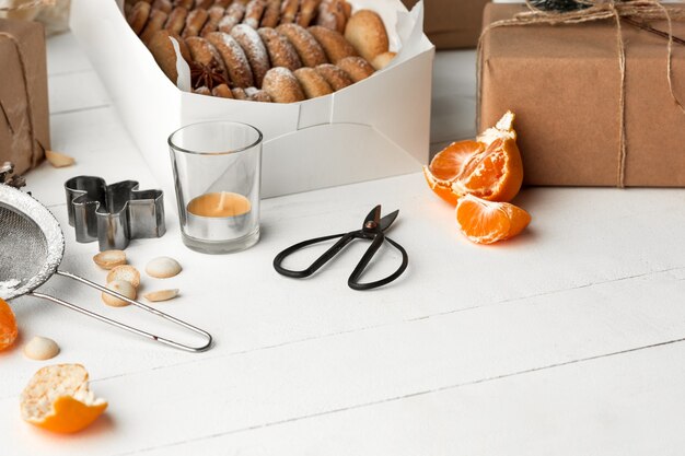 Fabrication de boulangerie maison, biscuits en pain d'épice en forme d'arbre de Noël.