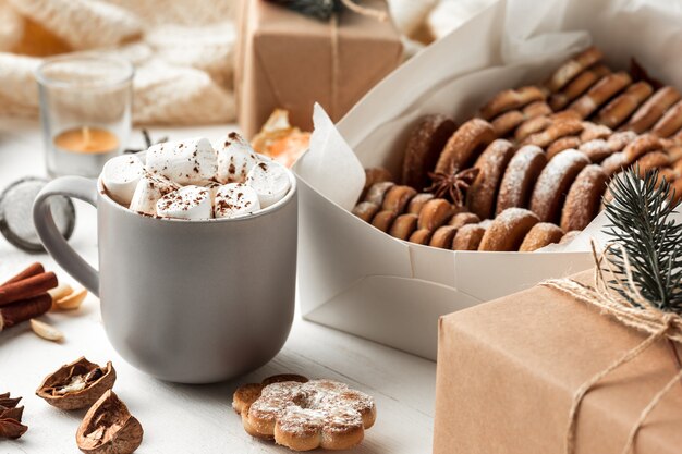 Fabrication de boulangerie maison, biscuits de pain d'épice en forme de gros plan d'arbre de Noël.