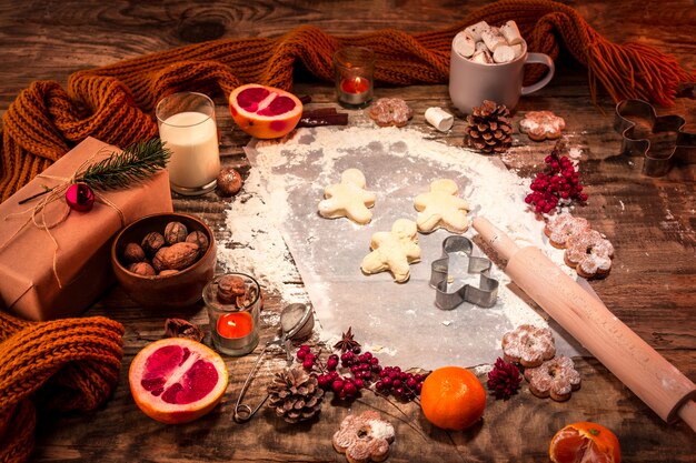 Fabrication de boulangerie maison, biscuits de pain d'épice en forme de gros plan d'arbre de Noël.