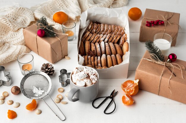 Fabrication de boulangerie maison, biscuits de pain d'épice en forme de gros plan d'arbre de Noël.