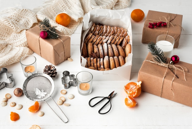 Fabrication de boulangerie maison, biscuits de pain d'épice en forme de gros plan d'arbre de Noël.