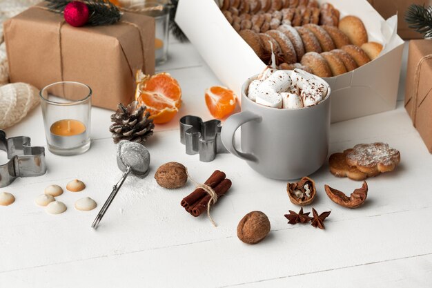 Fabrication de boulangerie maison, biscuits de pain d'épice en forme de gros plan d'arbre de Noël.