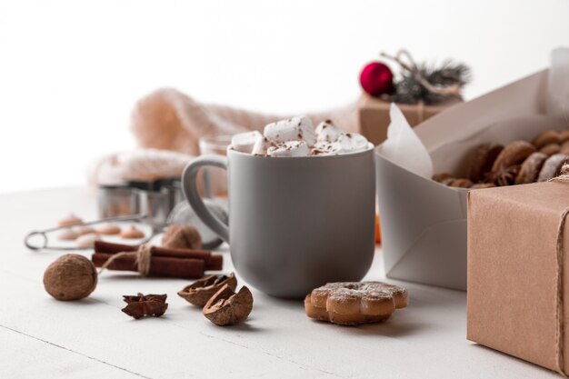 Fabrication de boulangerie maison, biscuits de pain d'épice en forme de gros plan d'arbre de Noël.