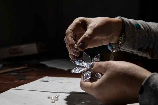 Fabrication d'ornements en verre dans l'atelier.