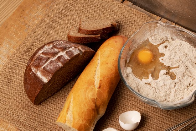 Fabrication de pâte et pain de seigle avec baguette.