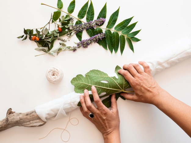 Fabrication à plat d'un tissu pigmenté avec assortiment de couleurs naturelles