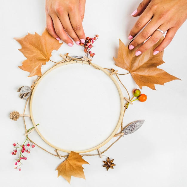 Fabriquer à la main une couronne d&#39;automne