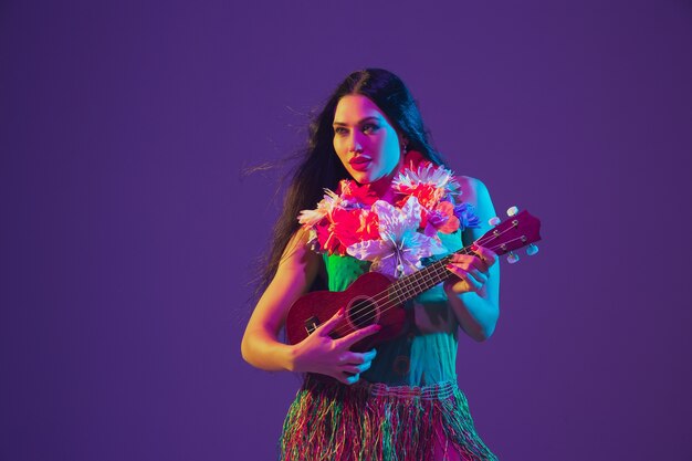 Fabuleuse danseuse Cinco de Mayo sur le mur violet du studio à la lumière du néon