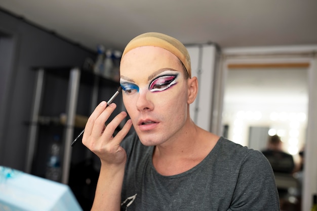 Fabuleuse drag queen prépare son maquillage