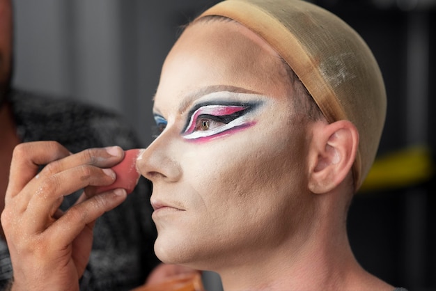 Photo gratuite fabuleuse drag queen prépare son maquillage