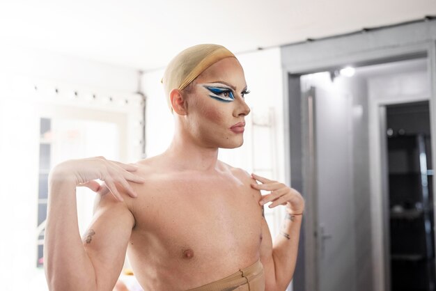 Fabuleuse drag queen se prépare pour une séance photo