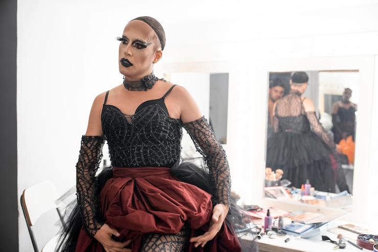 Photo gratuit fabuleuse drag queen se prépare pour une séance photo