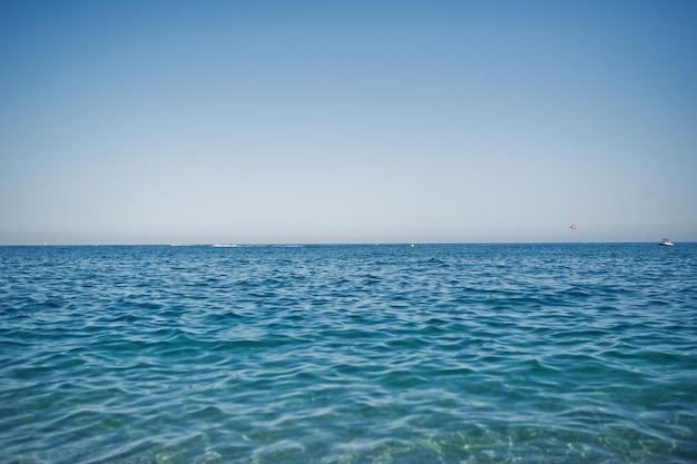 Photo gratuite fabuleuse photo d'une mer bleu turquoise calme