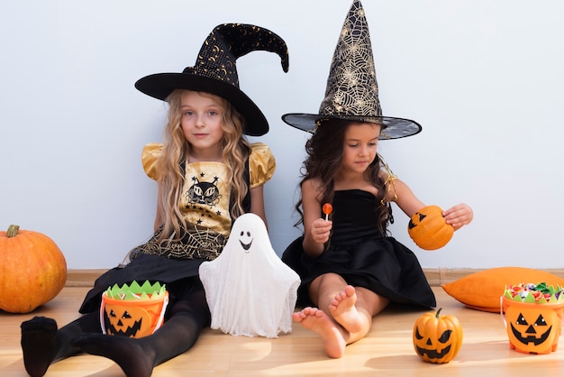 Façade, petites filles, assis sur le sol, halloween