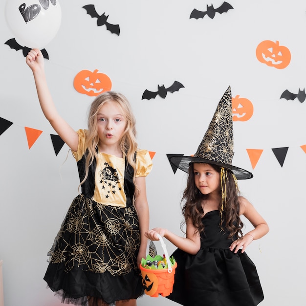 Photo gratuite façade, petites filles en costume de sorcière pour halloween