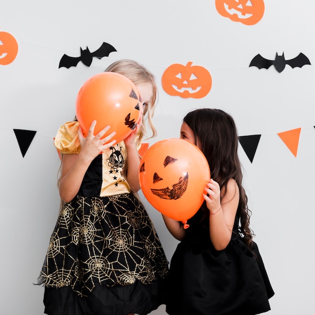 Façade, petites filles en costume de sorcière pour halloween